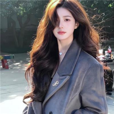 走进酒吧的女孩